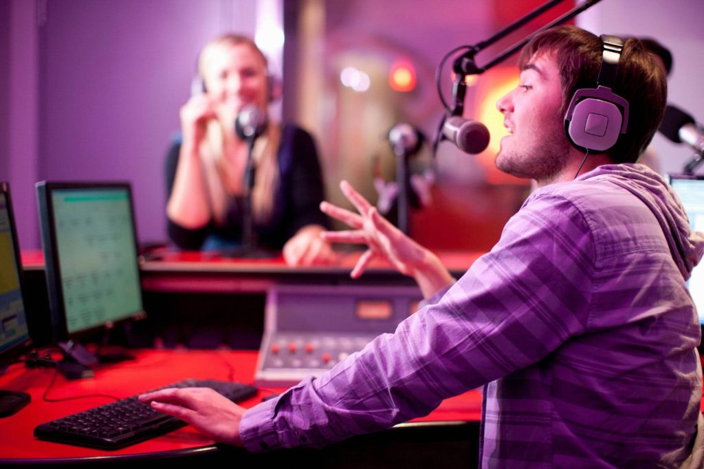 Come diventare speaker radiofonico: requisiti richiesti per lavorare in radio e come acquisirli e svilupparli